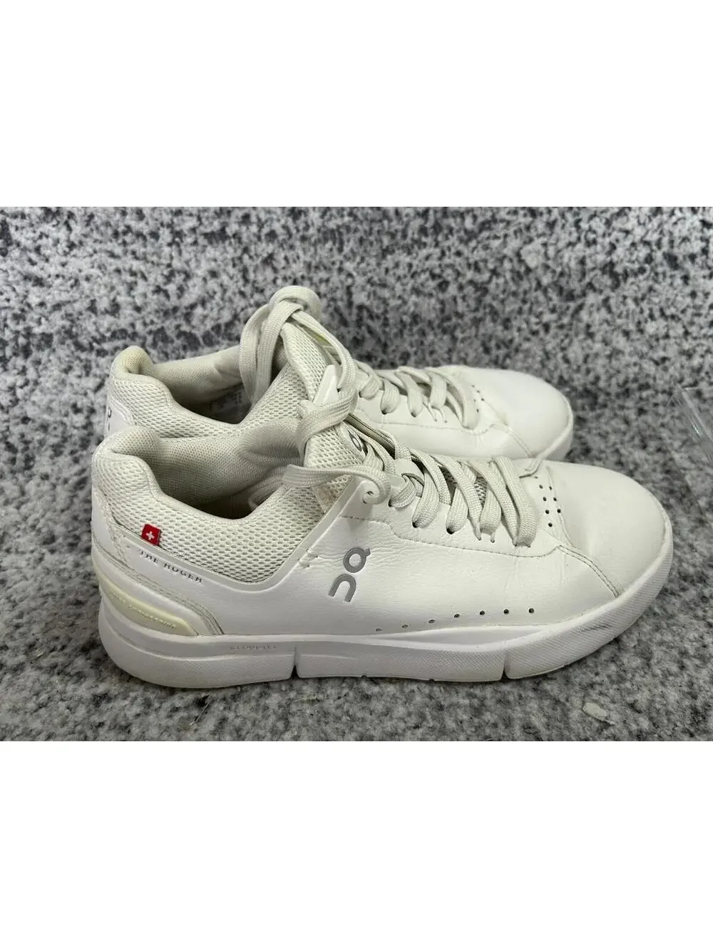 ON Running Women's The Roger Advantage Shoes White US Size 5.5